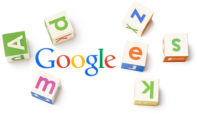 Das Google Logo umgeben von Alphabet Bauklötzen
